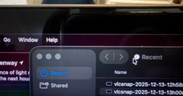 macOS Tahoe 26.2 users report thin white line at top of screen and blurry wallpaper glitch